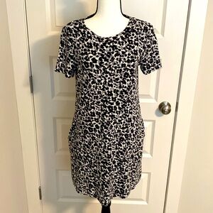 Ellen Tracy|| Black/grey/white print short sleeve T-shirt dress with pockets